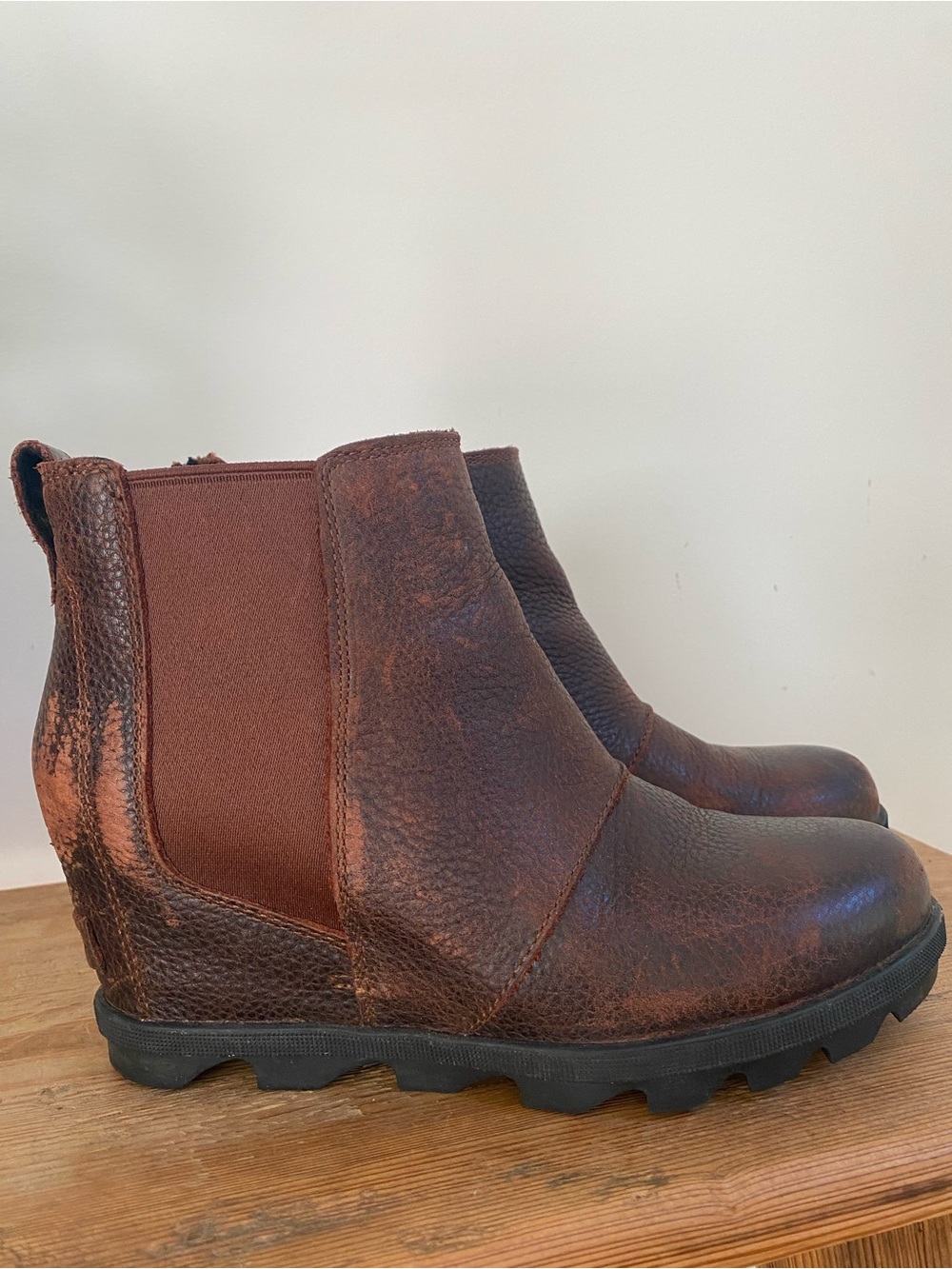 Sorel Joan of Arctic Wedge II Chelsea Boot in full grain distressed leather.